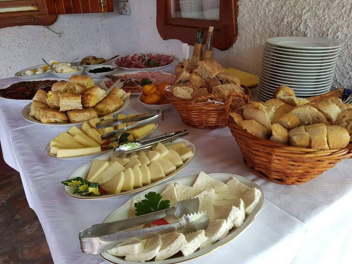 Salas Isailovi Sremska Mitrovica Bagian luar foto
